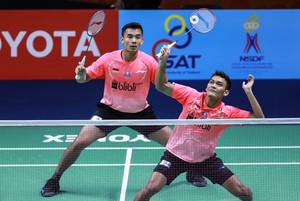 Bagas Maulana/Muhammad Shohibul Fikri (Indonesia) bersiap menyambar pengembalian.