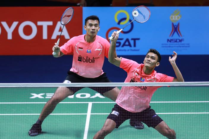 Bagas Maulana/Muhammad Shohibul Fikri (Indonesia) bersiap menyambar pengembalian.