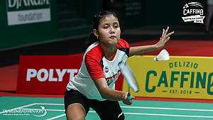 Bilqis Prasista (PB Djarum Kudus) mengembalikan shuttlecock.