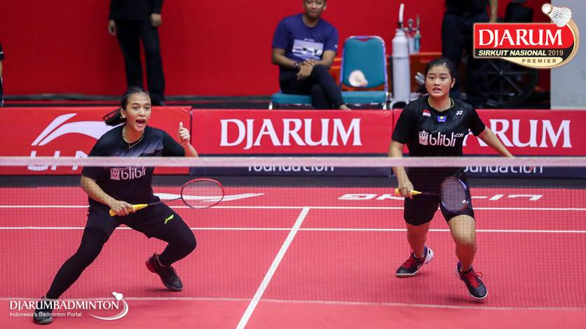Amalia Cahaya Pratiwi/Febriana Dwipuji Kusuma bersiap menggapai pengembalian.