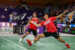 Ganda putra Indonesia, Sabar Karyaman Gutama/Moh. Reza Pahlevi Isfahani bersiap menyambut pengembalian. (Copyright: Badmintonphoto | Courtesy of BWF)