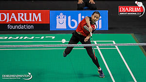 Dinar Dyah Ayustine (PB Djarum Kudus) melepaskan serangan.