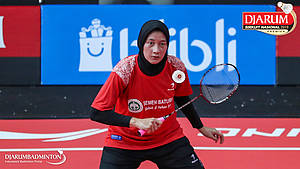 Mia Mawarti Utami (PB Semen Baturaja) bersiap menghadang pengembalian.