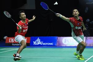 Fajar Alfian/Yeremia Erich Yoche Yacob Rambitan menghadang pengembalian.