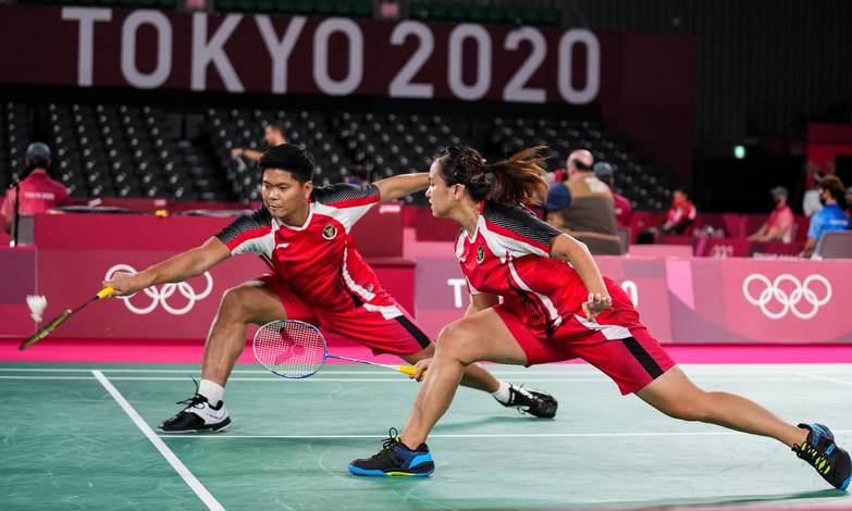 Praveen Jordan/Melati Daeva Oktavianti (Indonesia) mengembalikan shuttlecock. (Foto: BADMINTONPHOTO)