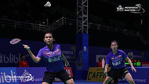 Ribka Sugiarto/Siti Fadia Silva Ramadhanti (Indonesia) bersiap menyambut pengembalian.