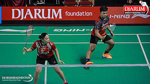 Amri Syahnawi/Pia Zebadiah Bernadet (PB Jaya Raya) mengembalikan shuttlecock.