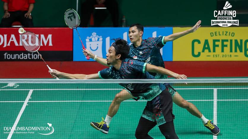 Kenas Adi Haryanto/Rian Agung Saputro (Indonesia) menghadang pengembalian.