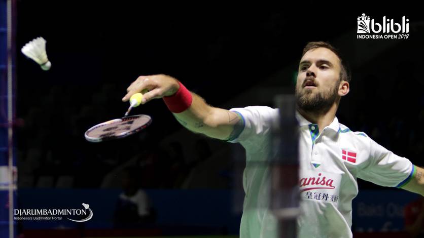 Jan O Jorgensen (Denmark) mengembalikan shuttlecock.