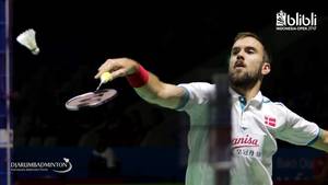 Jan O Jorgensen (Denmark) mengembalikan shuttlecock.