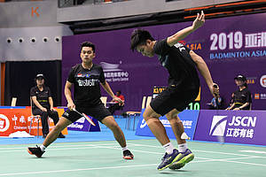 Daniel Marthin/Leo Rolly Carnando (Indonesia) berusaha menghadang serangan.