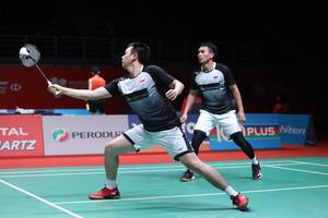 Hendra Setiawan/Mohammad Ahsan (Indonesia) mengembalikan shuttlecock.