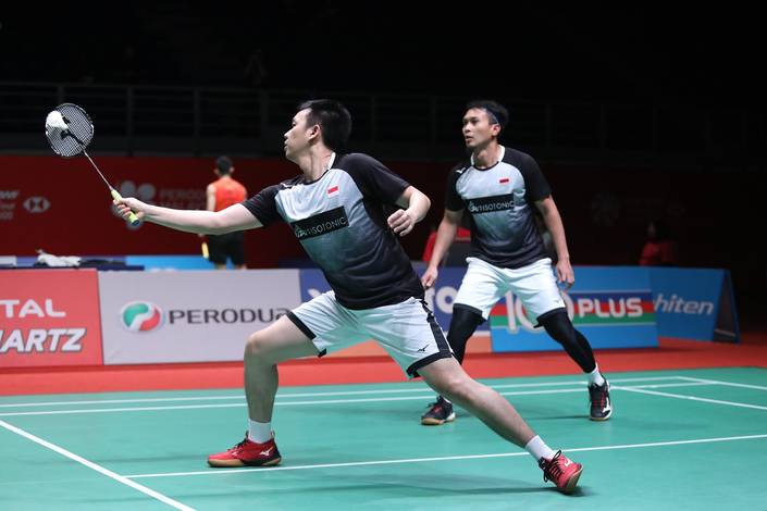 Hendra Setiawan/Mohammad Ahsan (Indonesia) mengembalikan shuttlecock.