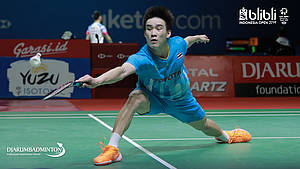 Kantaphon Wangcharoen (Thailand) mengembalikan shuttlecock.