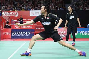 Hendra Setiawan/Mohammad Ahsan mengembalikan shuttlecock.