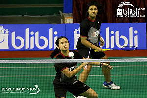 Lanny Tria Mayasari/Tryola Nadia (Jaya Raya) mengembalikan shuttlecock.