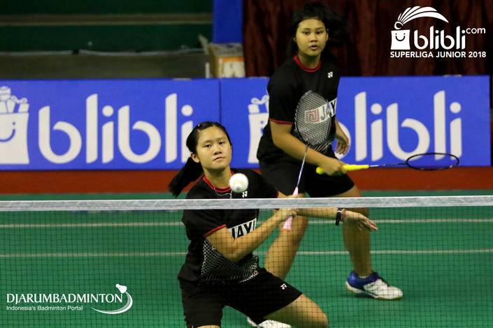 Lanny Tria Mayasari/Tryola Nadia (Jaya Raya) mengembalikan shuttlecock.
