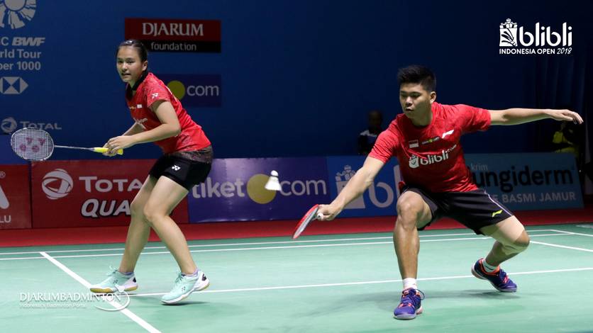 Praveen Jordan/Melati Daeva Oktavianti (Indonesia) mengembalikan shuttlecock.