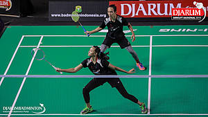 Agripina Primarahmanto Putera/Meirisa Cindy Sahputri (PB Berkat Abadi) mengembalikan shuttlecock.