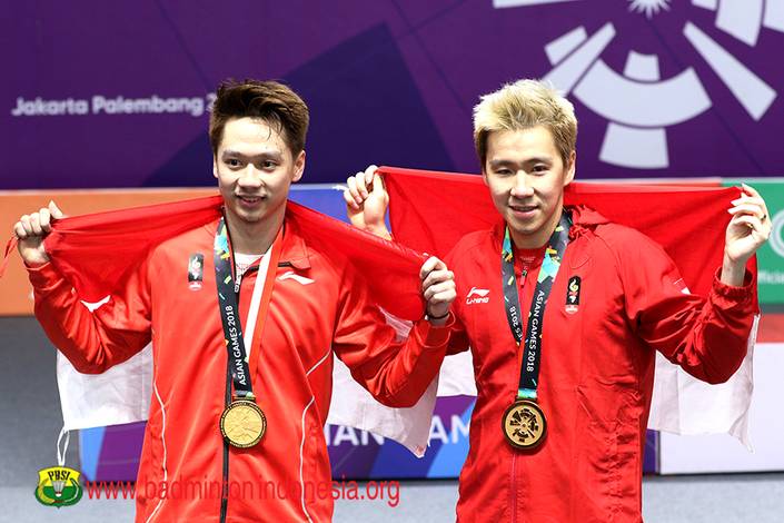 Kevin Sanjaya Sukamuljo/Marcus Fernaldi Gideon meneteskan air mata saat menyanyikan lagu Indonesia Raya.