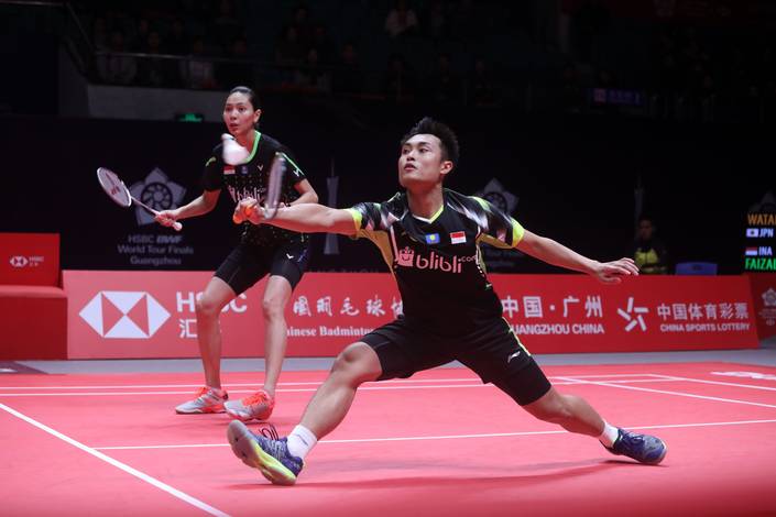 Hafiz Faizal/Gloria Emanuelle Widjaja mengembalikan shuttlecock.