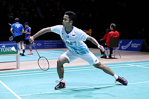 Anthony Sinisuka Ginting (Indonesia) mengembalikan shuttlecock.