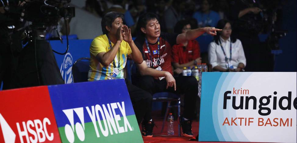 Herry Iman Pierngadi (Left) when instructing his players. (PIC: PBSI)