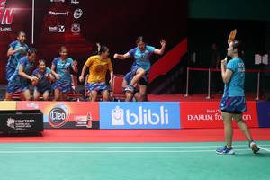 Selebrasi para pemain Banthongyord seusai memastikan gelar juara Polytron Superliga Junior 2023 (Djarum Badminton)