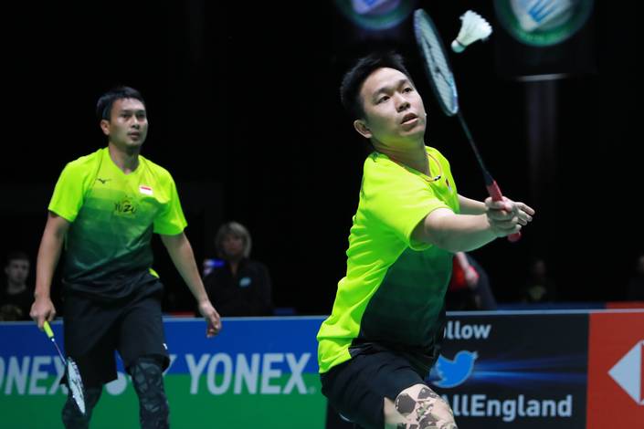 Hendra Setiawan/Mohammad Ahsan (Indonesia) mengembalikan shuttlecock.