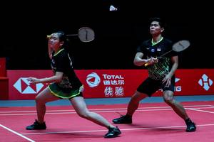 Praveen Jordan/Melati Daeva Oktavianti (Indonesia) bersiap menyambut pengembalian.