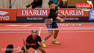 Reinard Dhanriano/Rayhan Vania Salsabila (PB Mutiara Cardinal) menghadang pengembalian.