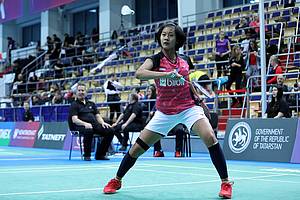 Putri Kusuma Wardani (Indonesia) bersiap menghadang pengembalian.