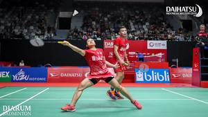 Ganda campuran Indonesia, Rinov Rivaldy/Pitha Haningtyas Mentari berusaha menggapai pengembalian.