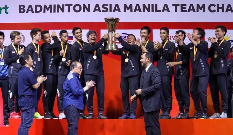 Tim putra Indonesia mengangkat piala Badminton Asia Team Championships 2020.