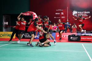 Selebrasi para pemain PB Djarum usai memastikan gelar juara beregu putri U17 Polytron Superliga Junior 2023 (Djarum Badminton)
