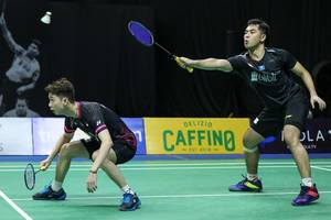 Kevin Sanjaya Sukamuljo/Moh. Reza Pahlevi Isfahani mengembalikan shuttlecock.