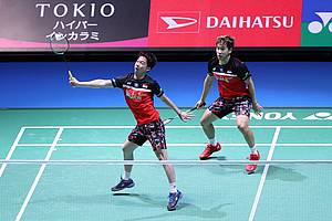 Kevin Sanjaya Sukamuljo/Marcus Fernaldi Gideon (Indonesia) mengembalikan shuttlecock.