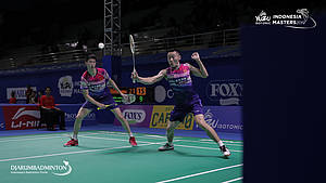 Ou Xuan Yi/Zhang Nan (Tiongkok) menghadang serangan.