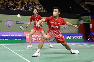 Hafiz Faizal/Gloria Emanuelle Widjaja (Indonesia) menyambut pengembalian.