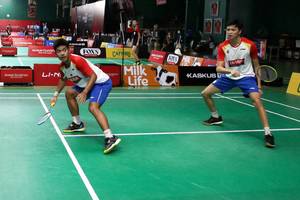 Bobby Setiabudi/Syabda Perkasa Belawa bersiap menghadang pengembalian.