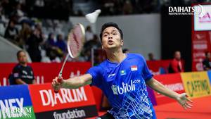 Anthony Sinisuka Ginting (Indonesia) mengembalikan shuttlecock.