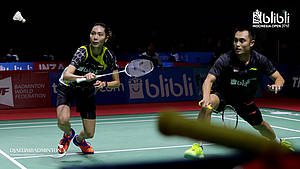 Hafiz Faizal/Gloria Emanuelle Widjaja (Indonesia) bersiap menyambut pengembalian.