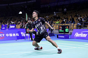 Anthony Sinisuka Ginting (Indonesia) menghadang serangan.
