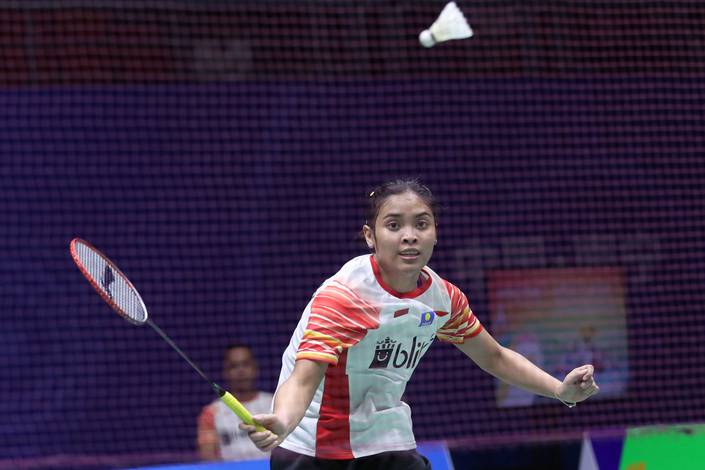 Gregoria Mariska Tunjung (Indonesia) berusaha menggapai pengembalian.