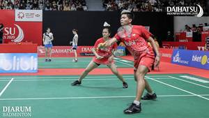 Praveen Jordan/Melati Daeva Oktavianti (Indonesia) bersiap menghadang serangan.