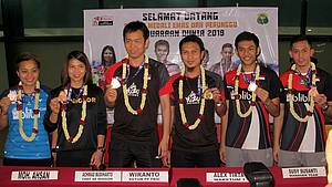 (dari kiri) - Apriyani Rahayu, Greysia Polii, Hendra Setiawan, Mohammad Ahsan, Fajar Alfian dan Muhammad Rian Ardianto berfoto bersama.