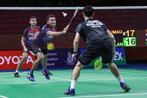 Bagas Maulana/Muhammad Shohibul Fikri (Indonesia) mengembalikan shuttlecock.