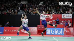 Greysia Polii/Apriyani Rahayu (Indonesia) melepaskan serangan.