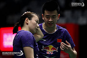 Zheng Siwei/Huang Yaqiong saling berkoordinasi menyusun strategi.