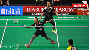 Agripina Primarahmanto Putera/Lukhi Apri Nugroho (PB Berkat Abadi) mengembalikan shuttlecock.